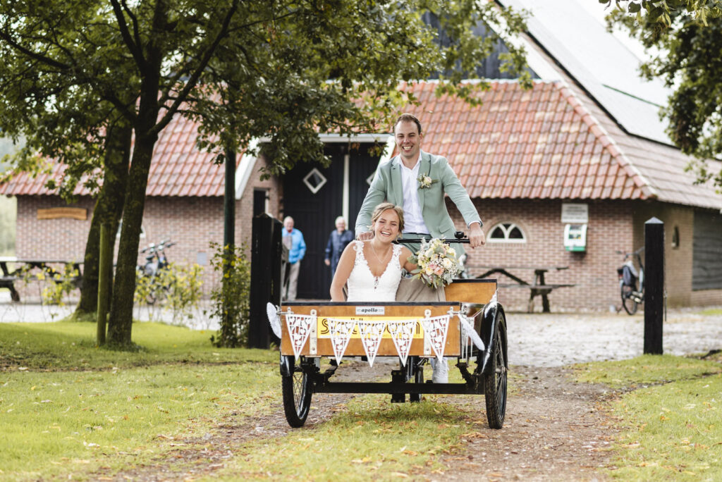 Entree bruidspaar op bakfiets bij Hofshuus in Varsseveld