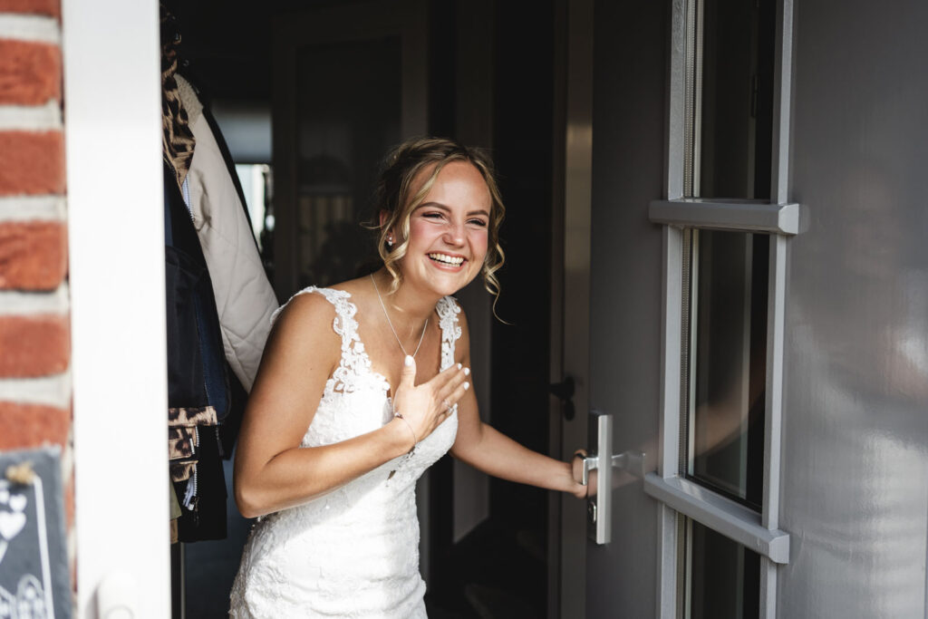 Bruid opent de deur voor bruidegom